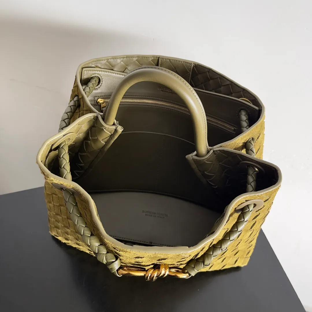 The 2023 new Andiamo batch of 2360 BV has been shipped‼ ️Really popular🔥The new Andiamo woven handbag launched by Bottega Veneta this season is really popular all over the world! ! Celebrities at home and abroad have worn it, and Oscar-winning actress Michelle Yeoh has taken it out on the street. Song Jia, Trai Yara, Yu Feihong, Sanji Ayaka, Rosie Hunting-Whiteley, Yoshioka Riho, etc. have all picked up this bag. It is classic and versatile, showing off its temperament, and the bag capacity is also large, which is very convenient for daily commuting! ! A variety of carrying methods, the shoulder straps can be adjusted by yourself, the original lambskin feels soft and delicate, and the unisex style breaks gender boundaries and brings a more practical and long-lasting use experience. Andiamo has both elegant and casual styles, which perfectly interprets "fashionable old money style". Style number: 743572 Size: 32*24*12